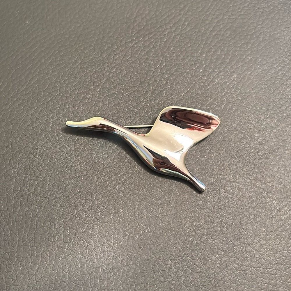 Silver Canadian Goose pin.
